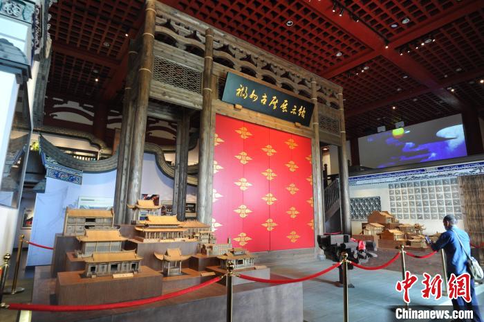图为市民前往位于镇海楼内的福州古厝展示馆参观.