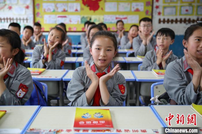 图为娄山关红军小学五年级学生在课堂上做《七律·长征》 改编的手势