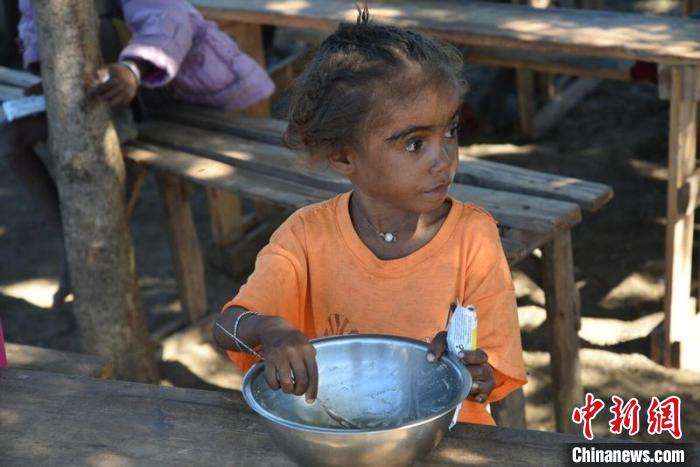 图为世界粮食计划署4月29日拍摄的马达加斯加饥民。世界粮食计划署供图