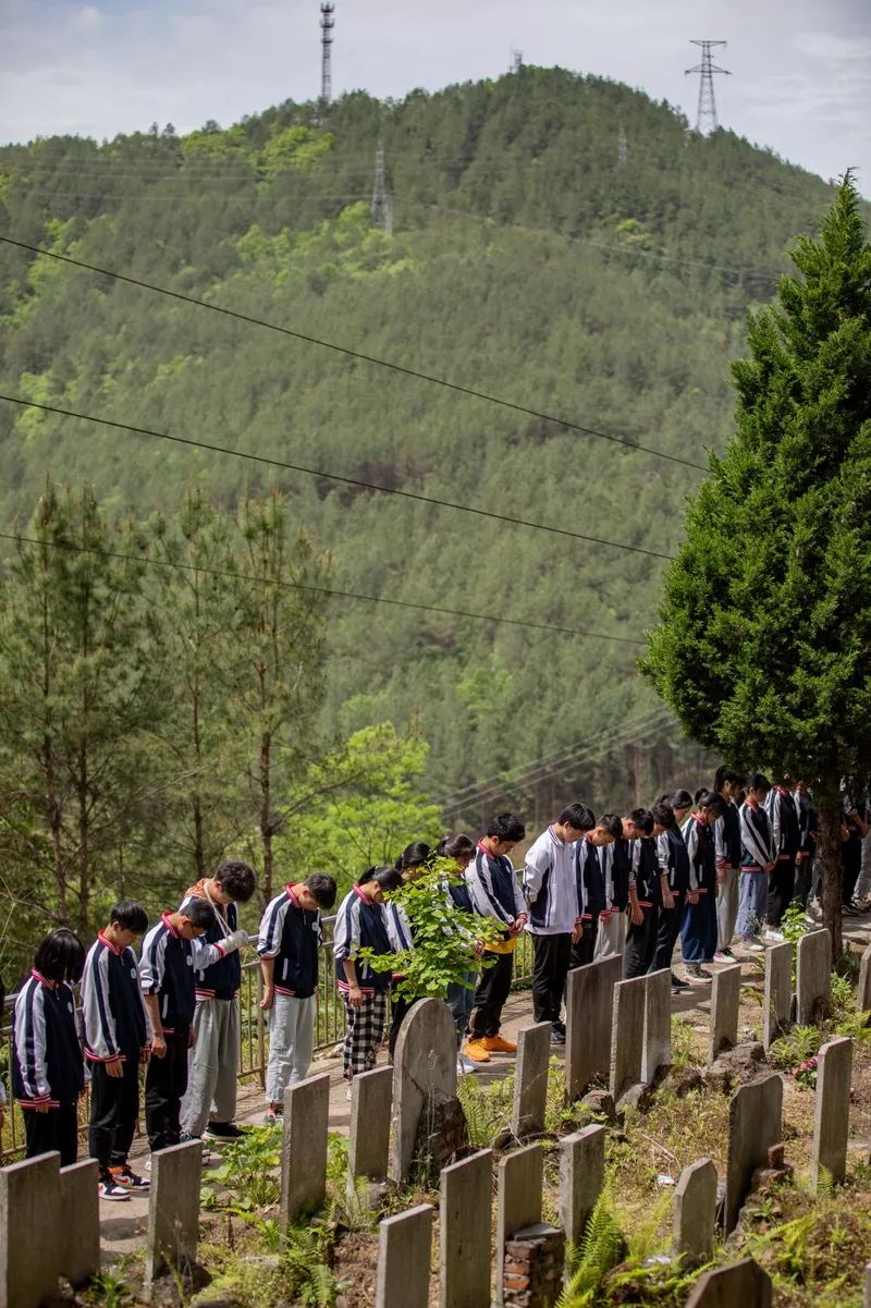 木鱼初级中学女子足球队队员在广元市2021年校园足球联赛上拼搏校长白