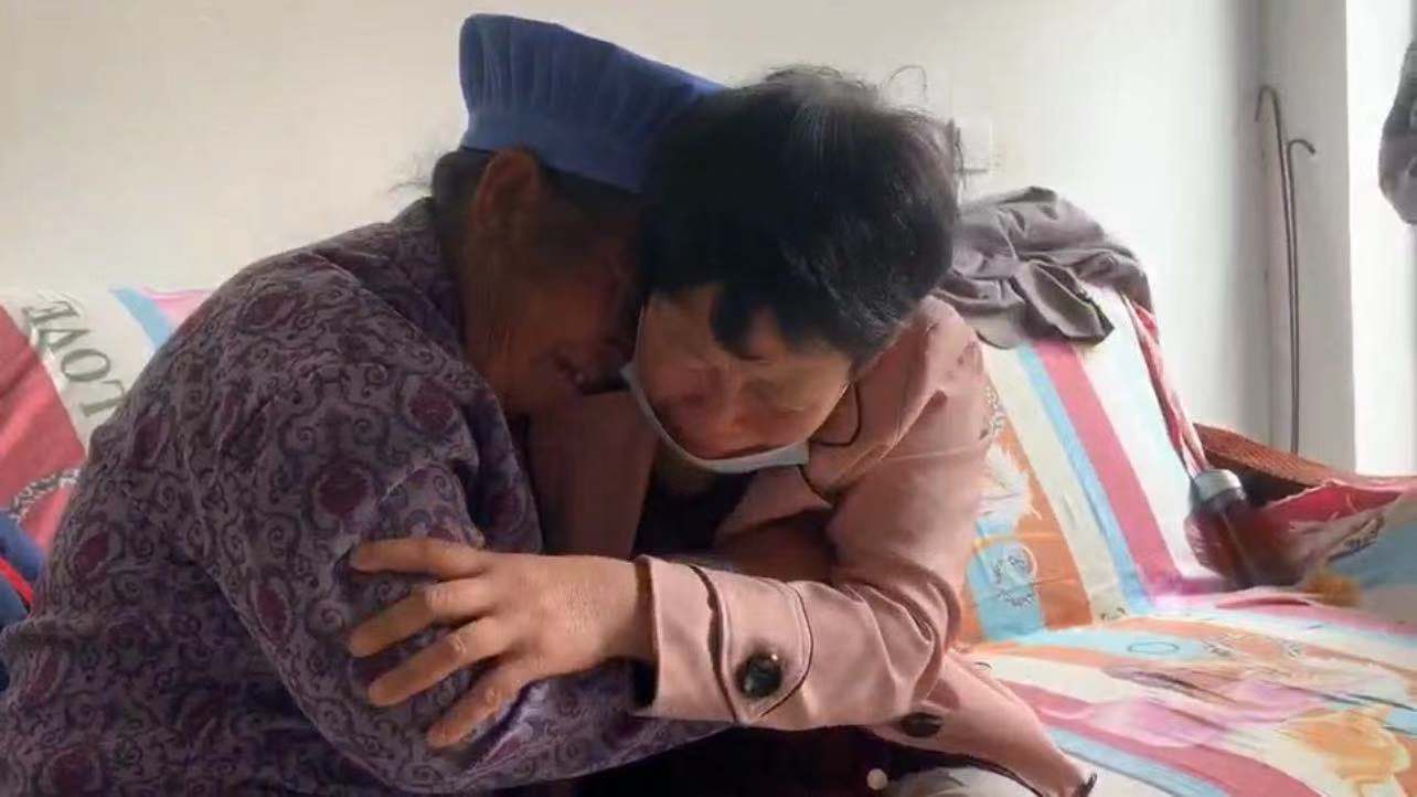 王小花与母亲重逢后抱头痛哭。 警方供图