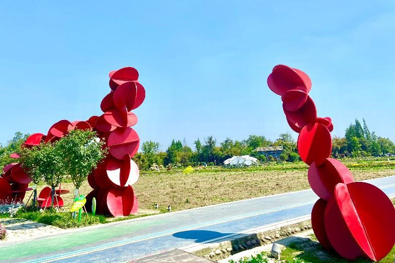 成都东林艺术村鲜绿大地上的乡村公园