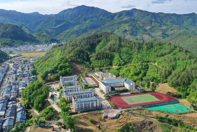 如今,这所原址重建的学校已走出阴霾,该县木鱼镇木鱼初级中学遇难学生