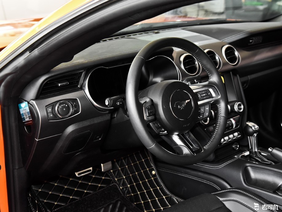 动感与酷炫并存小哥带你一起看福特mustang