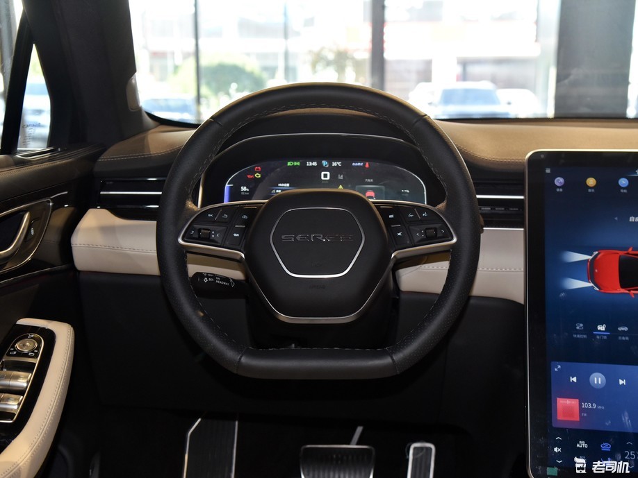 来到赛力斯sf5 2020款 四驱高性能运动版车内,内饰呈现出典雅的设计