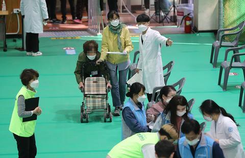 资料图:韩国老人接种新冠疫苗现场