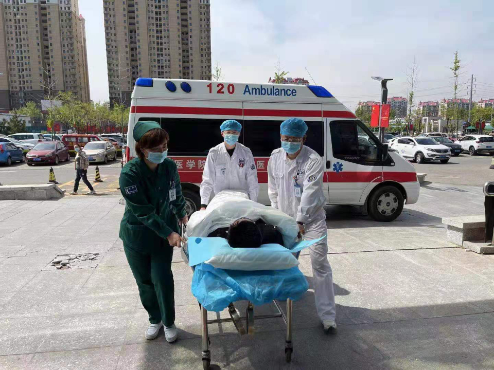 我孩子小时候认识的第一辆车就是救护车,每当听到120救护车的声音