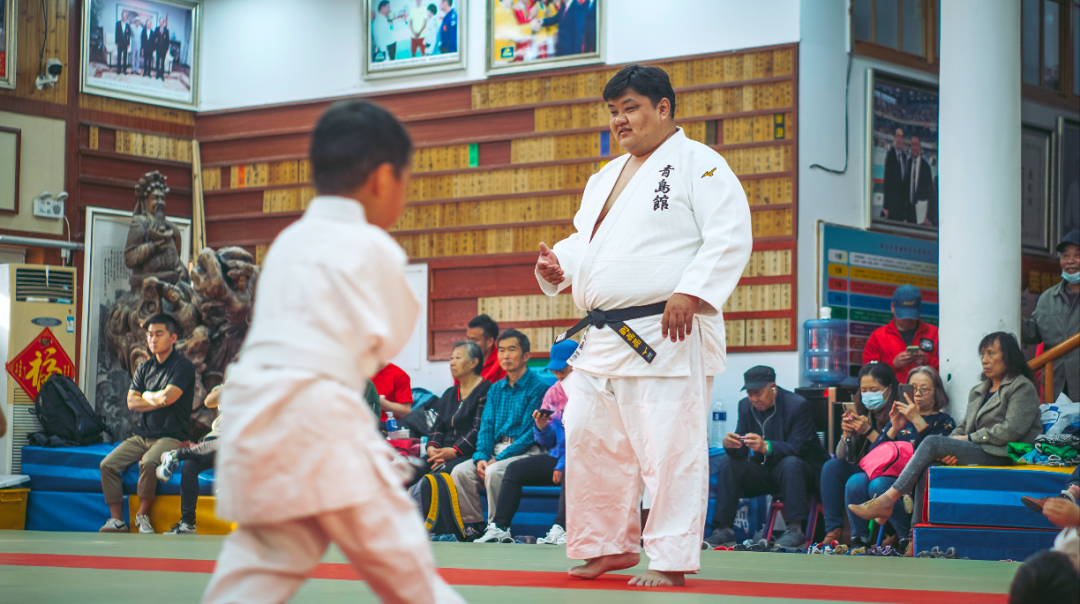 没看错!青岛有位"获得女子柔道世界冠军最多"的男人