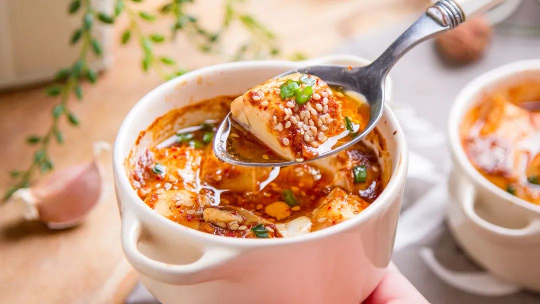 今天小果儿就教大家用豆腐做上一道小吃街最火爆的香煎豆腐,加了孜然