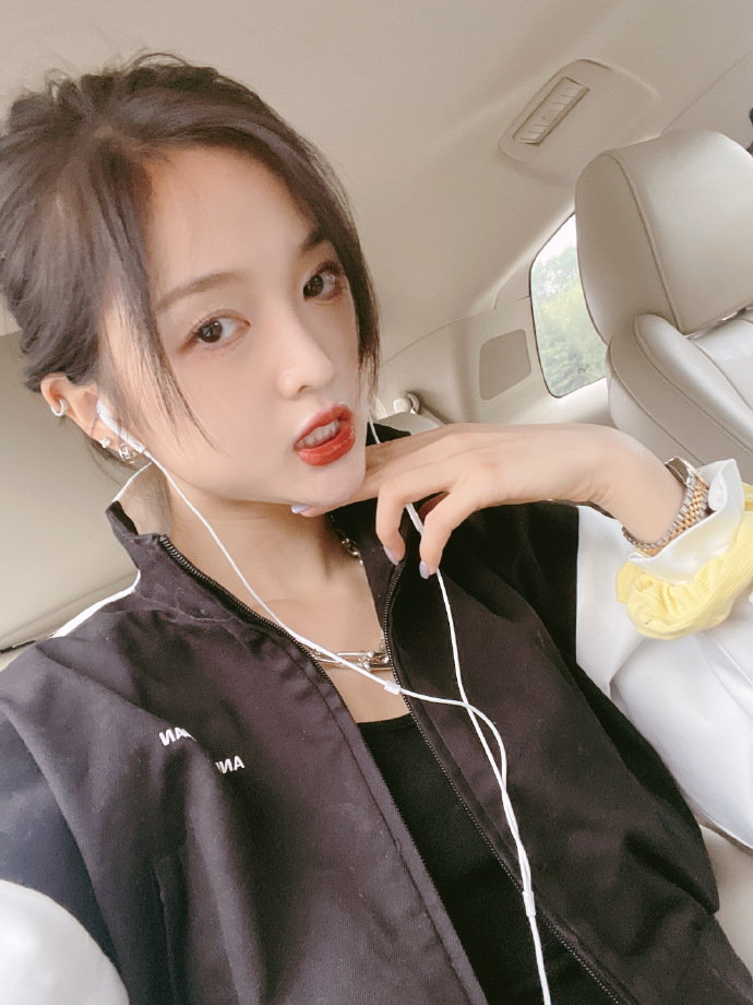 吴宣仪晒妆后自拍回应素颜争议我以后都化妆或者打个底