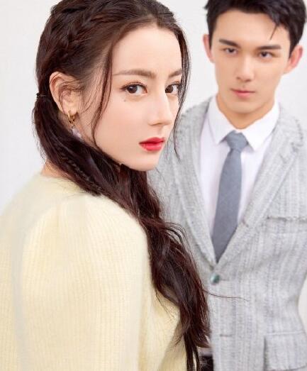 迪丽热巴吴磊同框拍写真对视搭肩氛围超甜