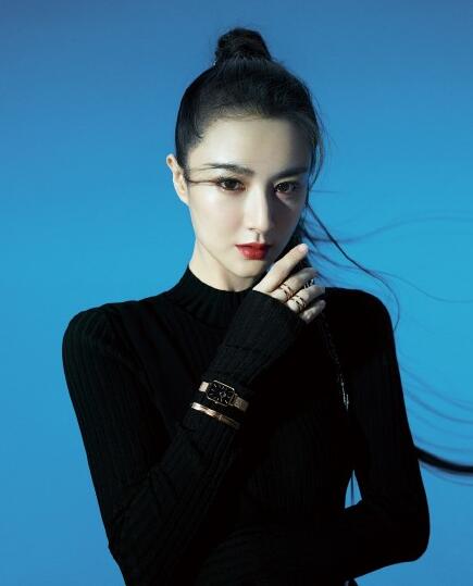 薇娅黑白女侠风造型大片释出眼露坚定身材颜值双在线