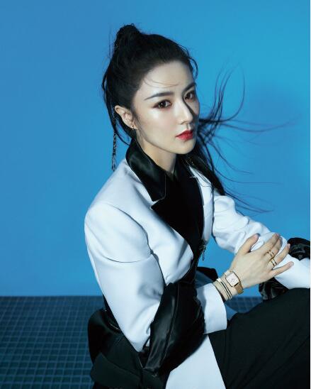 薇娅黑白女侠风造型大片释出眼露坚定身材颜值双在线