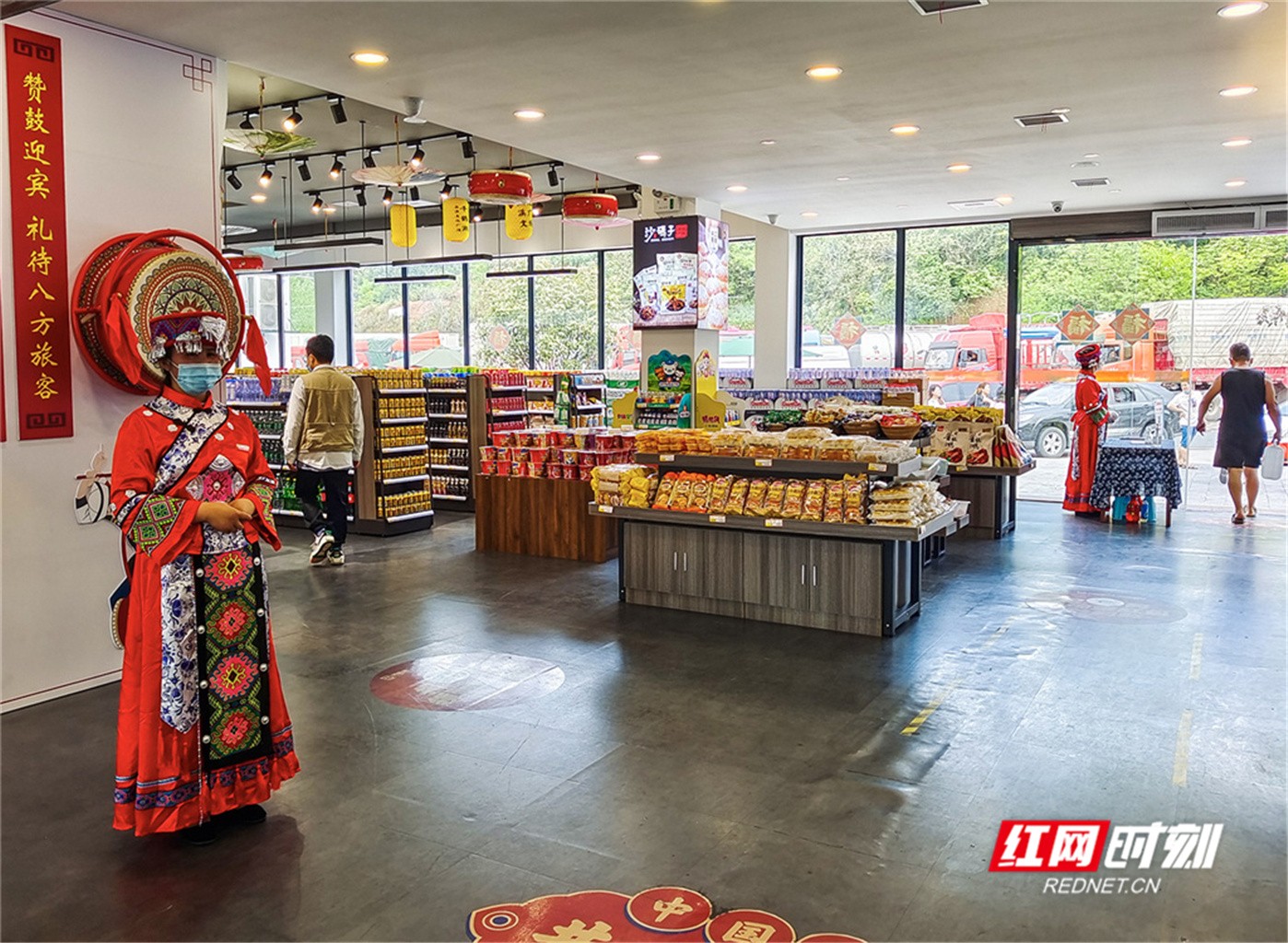 怀化这个高速服务区有点特别让人以为误入了景区