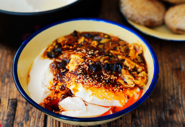 今天,小果儿就和大家分享一道家庭版的三鲜豆腐脑.