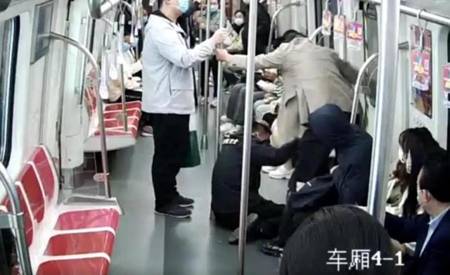 画面曝光！保安护送醉酒男子乘地铁反被其打伤，打人者刑事拘留！休闲区蓝鸢梦想 - Www.slyday.coM