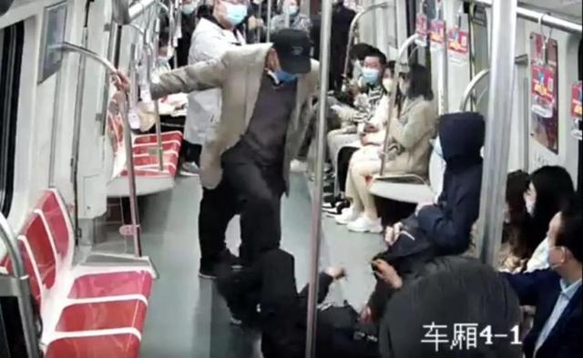 画面曝光！保安护送醉酒男子乘地铁反被其打伤，打人者刑事拘留！休闲区蓝鸢梦想 - Www.slyday.coM