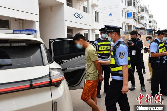 随着指挥部一声令下,南宁市各区,县警方同时展开行动,对吸毒人员居住