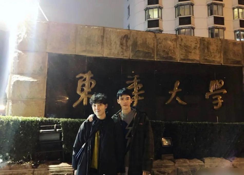 龚俊大学毕业合影曝光浓眉大眼皮肤白嫩