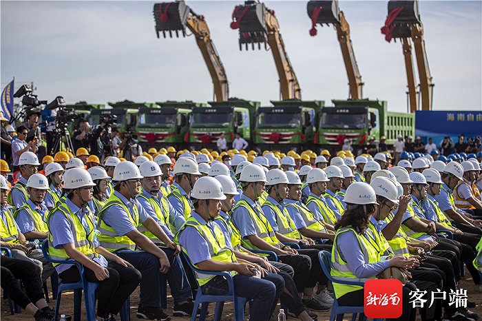 海南自由贸易港建设项目2021年度第三批集中开工仪式现场。图片来源：刘洋/摄