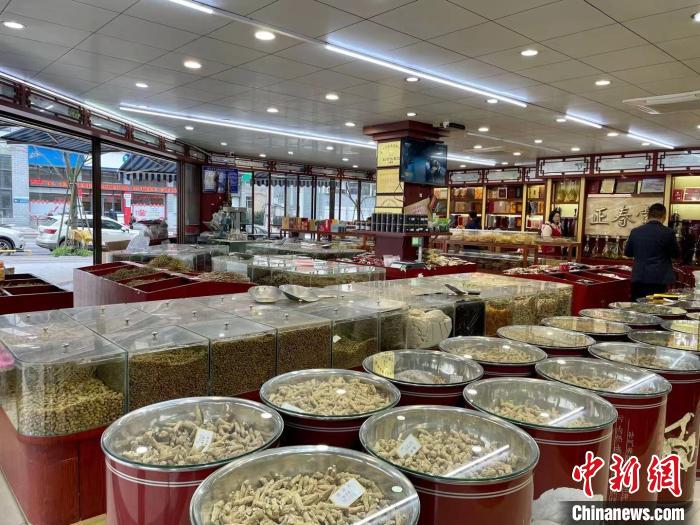磐安正春堂中药铺,中药材种类齐全. 张斌 摄