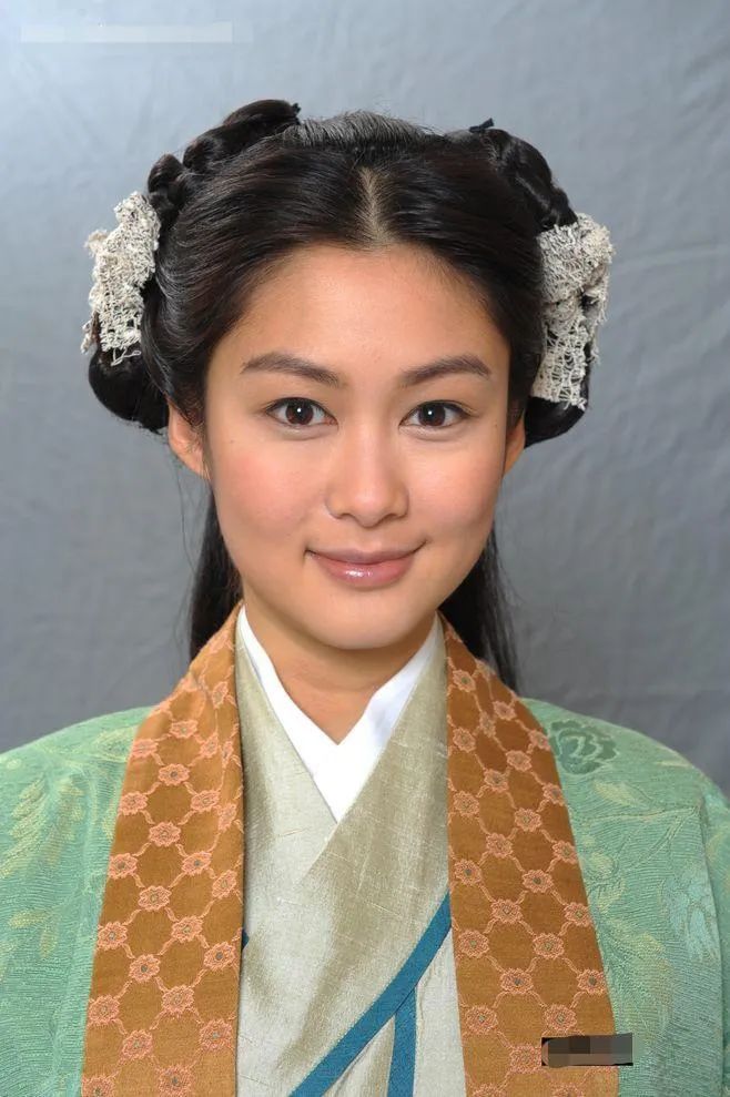 电视剧《溏心风暴3》 ↓总之,出道后一直在tvb兢兢业业拍戏的岑丽香既