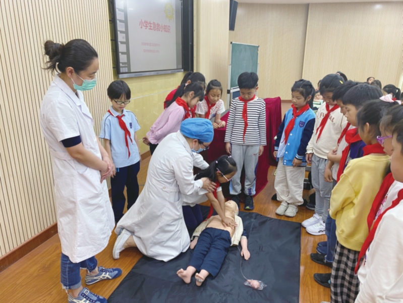 新康实小学生学习急救苏州市新康实验小学校邀请沧浪新城社区卫生服务