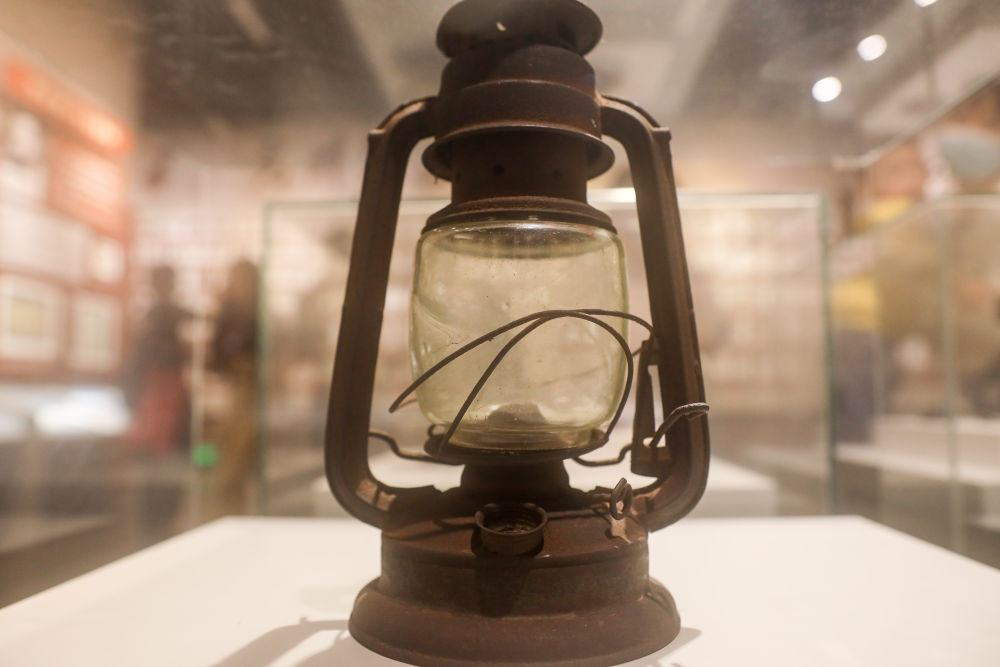 遵义会议陈列馆内拍摄的红军长征时使用的马灯(4月23日摄).