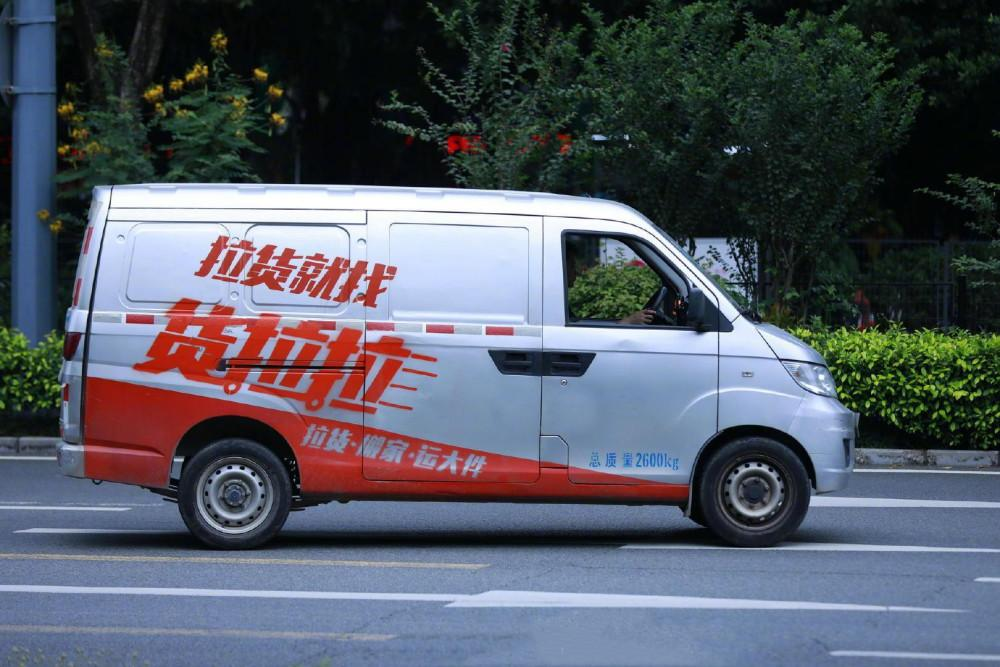 在货拉拉平台,司机都被要求粘贴货拉拉的车贴,并且