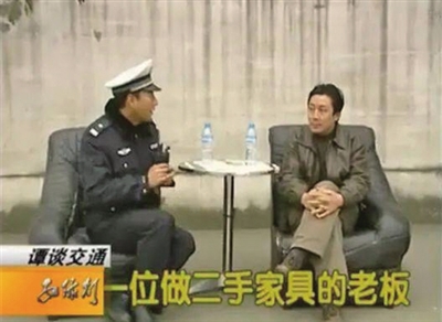 2009年,谭乔拦下拉着二手家具的吕建军,做了一期“高端访谈”。节目截图