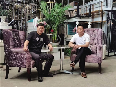 5月8日，谭乔和吕建军见面重新做了一期“高端访谈”，沙发和茶几依然来源于吕建军店里的二手家具。受访者供图