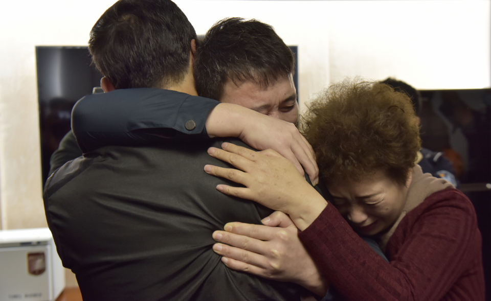 催人泪下！威海警方帮助失散33年的男子与父母团聚休闲区蓝鸢梦想 - Www.slyday.coM