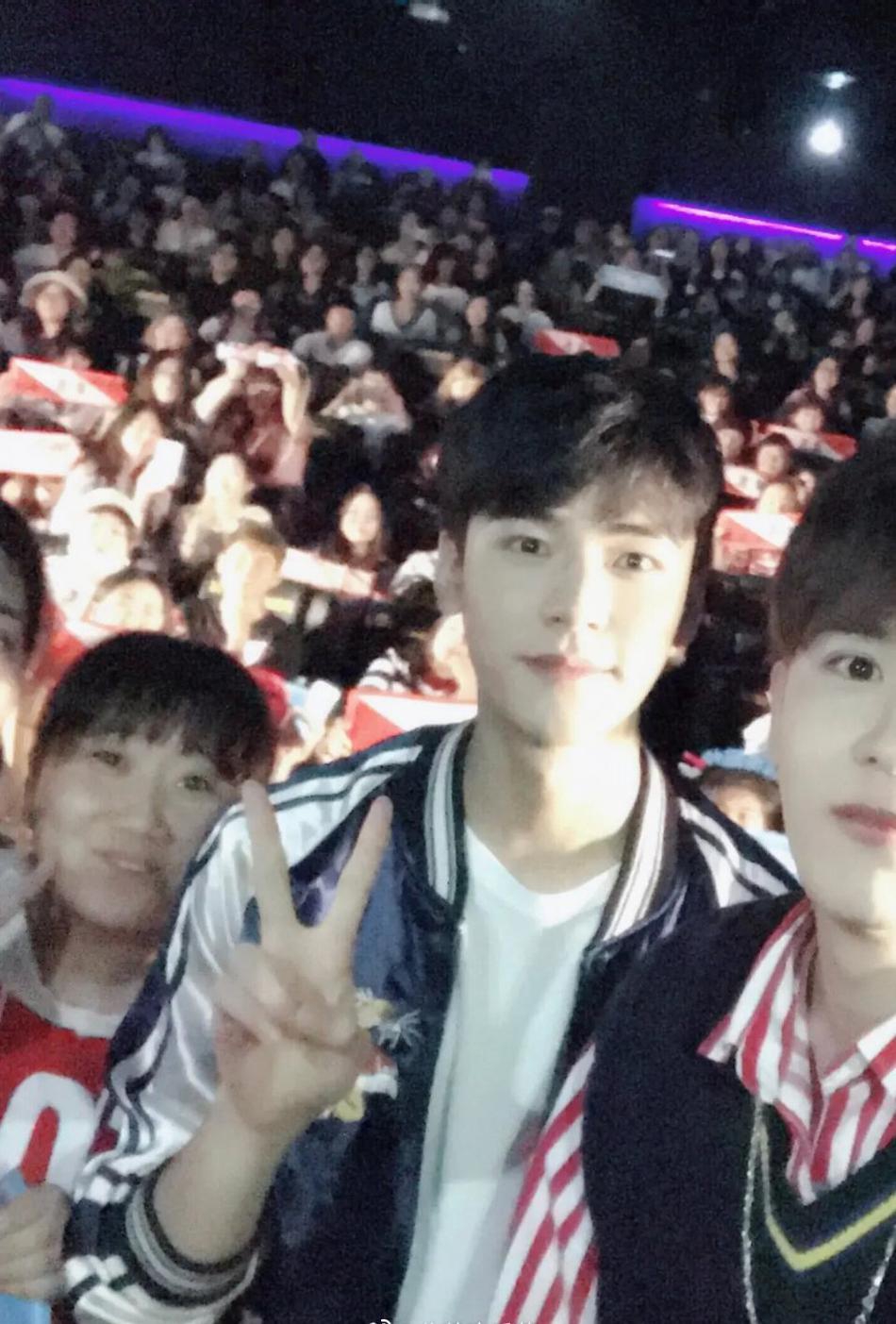 龚俊大学毕业合影曝光浓眉大眼皮肤白嫩