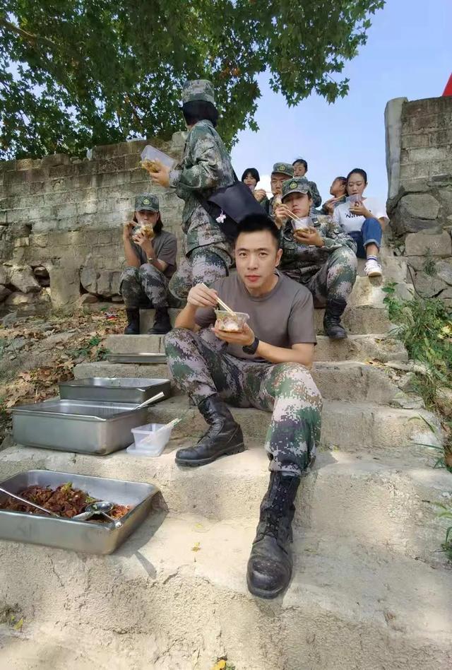 解放军小哥陈坦你火了