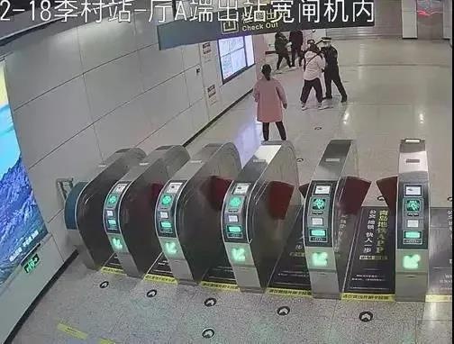 画面曝光！保安护送醉酒男子乘地铁反被其打伤，打人者刑事拘留！休闲区蓝鸢梦想 - Www.slyday.coM