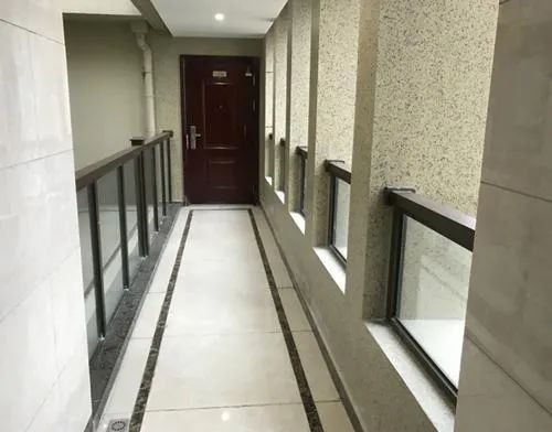 两梯四户,在设计过程中一般都会有一条连廊,中间套和连廊之间就是天井