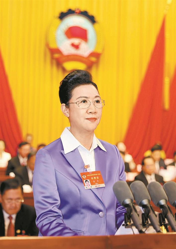 林洁作市政协六届常委会工作报告.深圳报业集团记者 刘钢 摄