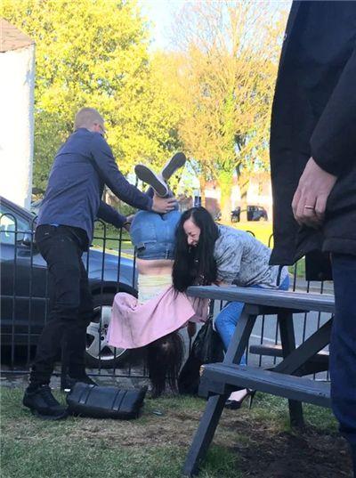 女子翻越围栏试图溜进啤酒花园 头朝下被卡在栏杆上