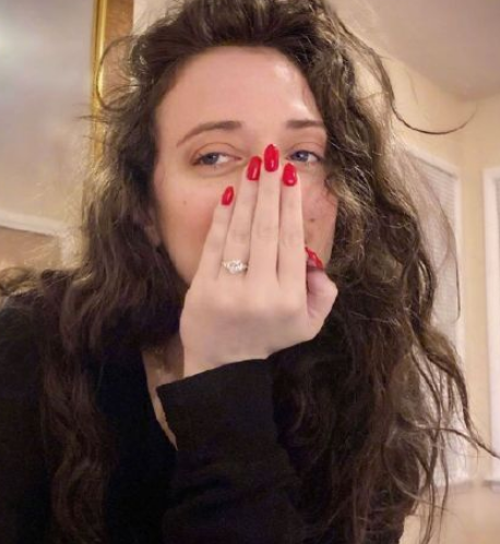 《破产姐妹》max饰演者订婚 深情拥吻甜蜜爆表|破产姐妹|凯特·戴琳斯