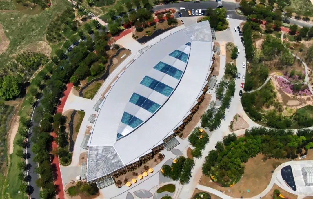 花栖堂三大展馆指的是百花馆,花艺馆,花栖堂,从空中俯瞰,这三个场馆都