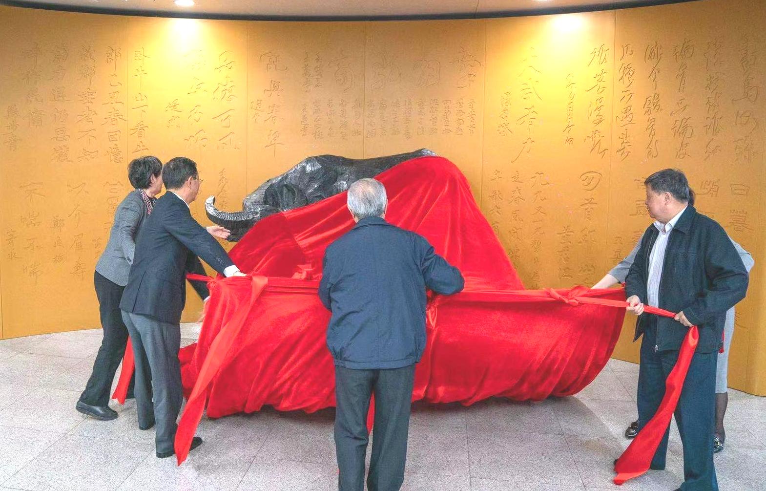 汪观清"爱牛"被上海地铁公共空间永久性收藏