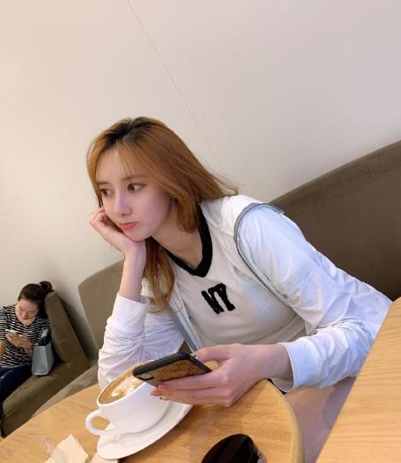 据悉,孙艺真是一位演员,原名孙婧容,曾出演过多部影视作品,虽然并不