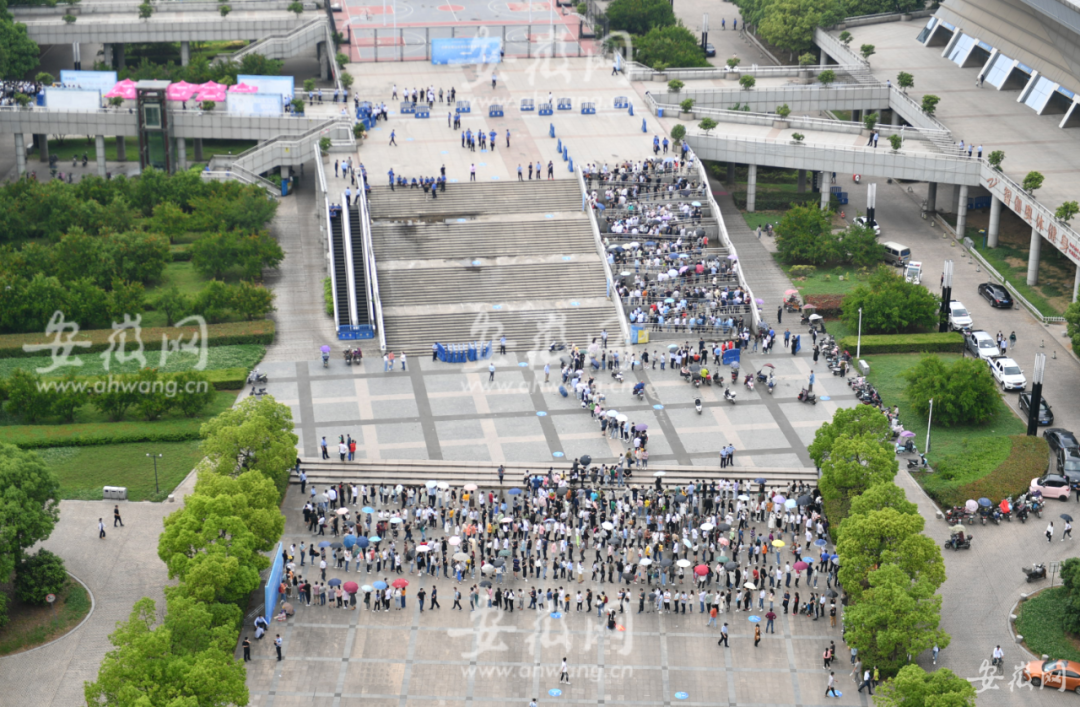 5月14日，在合肥市蜀山区奥体中心方舱接种点，市民正在排队接种疫苗。图源：安徽网