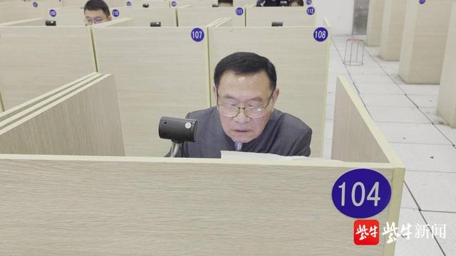 科目四考了98，淮安82岁“一把过”爷爷今天拿到驾照了休闲区蓝鸢梦想 - Www.slyday.coM
