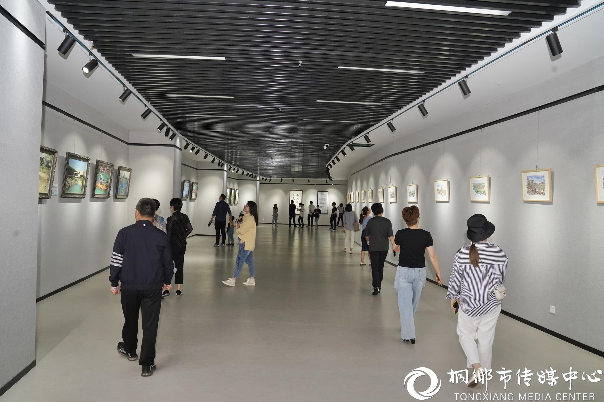 来桐乡市文化馆看画家笔下的美丽城镇
