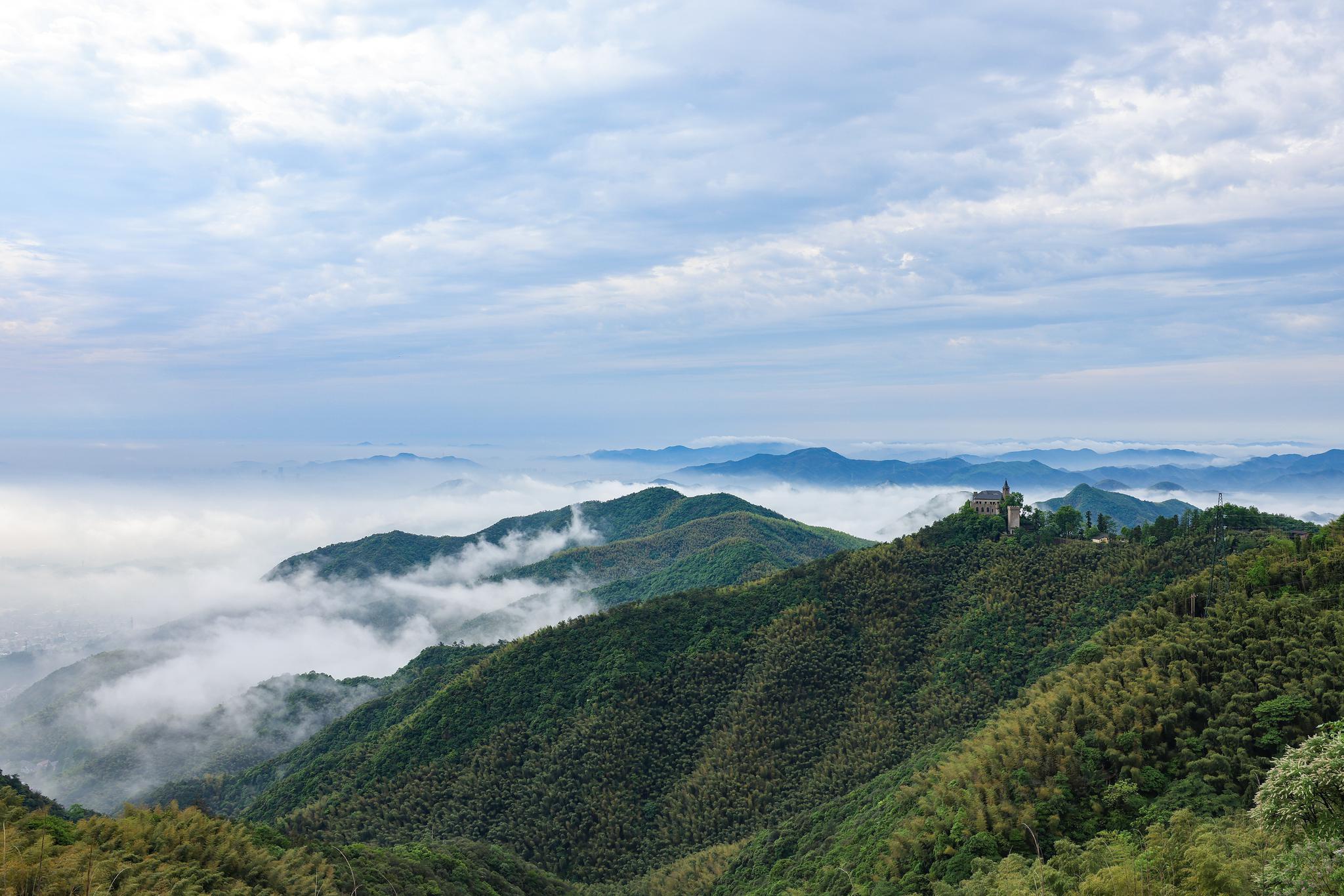 5月14日清晨,浙江省德清县莫干山风景名胜区山谷间云雾缭绕,云海在