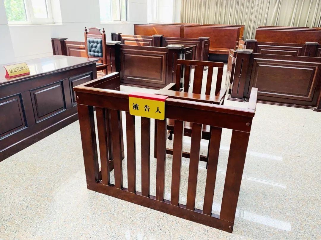 一般在审判庭上,审判席位于庭审正中的台基之上,两侧分别是公诉人席和