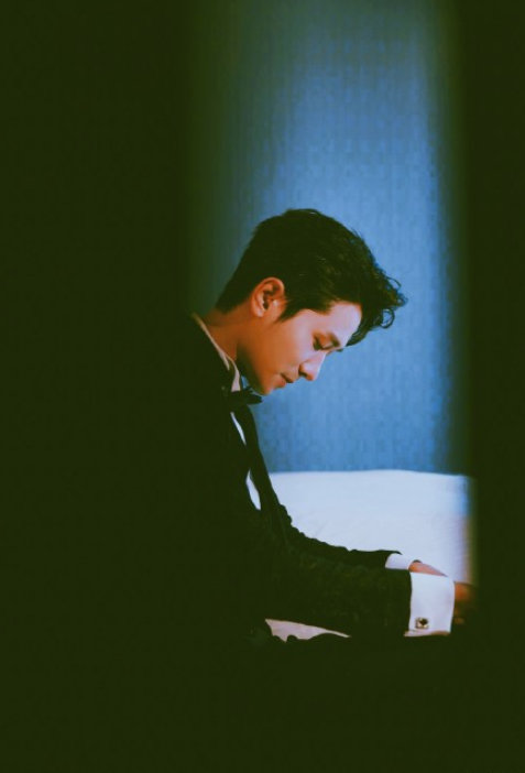 彭冠英出席活动穿黑色蕾丝礼服温文尔雅宛若贵公子