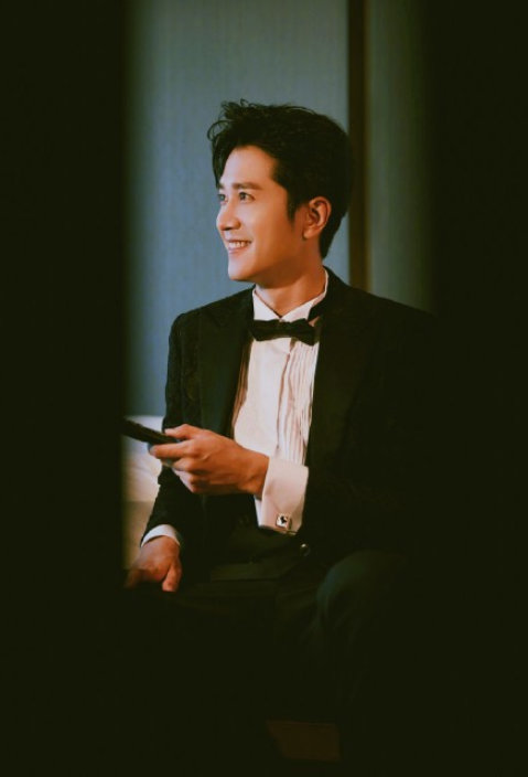 彭冠英出席活动穿黑色蕾丝礼服温文尔雅宛若贵公子