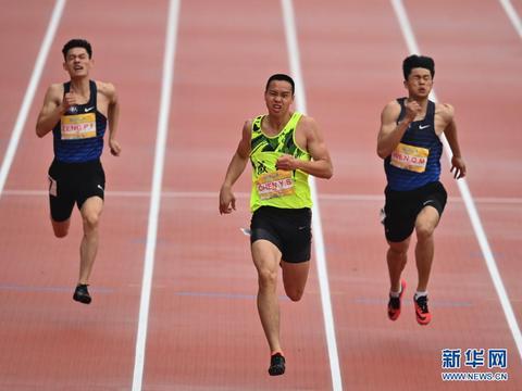 5月14日,成都体院队选手陈业森(中)在男子十项全能100米比赛中.